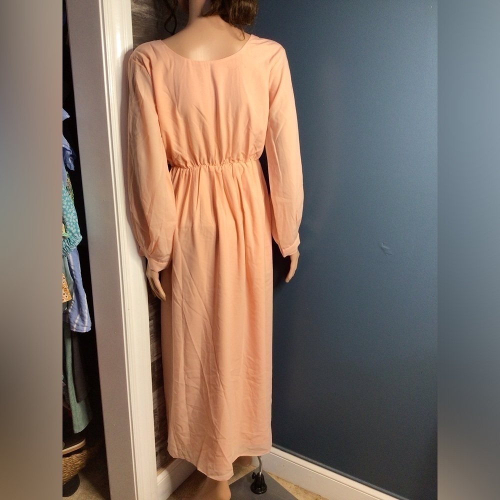 Peachy-orange long gown with V-neckline and A-line silhouette (0088) - Picture 4 of 8